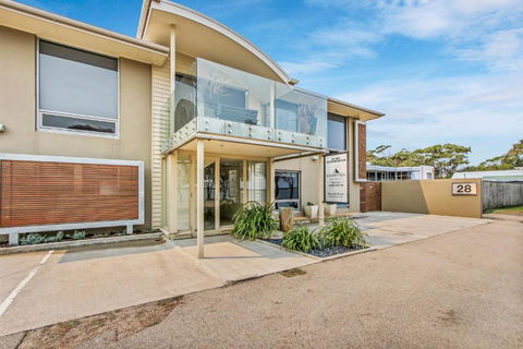 A Window On The Bay - Sunshine Coast Guide 1