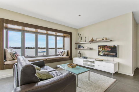 A Window On The Bay - Sunshine Coast Guide 3