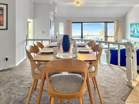 A Yachtsmans Rest Unit 3 37 Victoria Parade - Sunshine Coast Guide 3