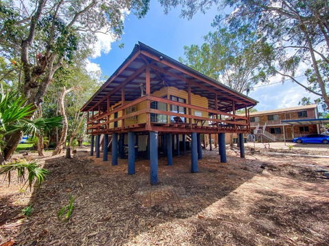 A Yearenda - Water Views -3BR - Steps To The Beach - Sunshine Coast Guide 2