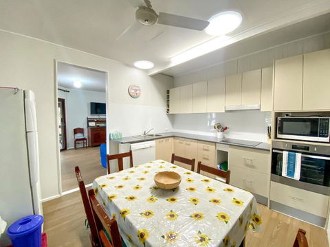 A Yearenda - Water Views -3BR - Steps To The Beach - Sunshine Coast Guide 4