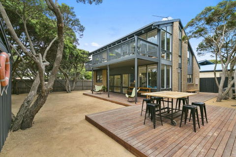 A1 Location By The Sea - Sunshine Coast Guide 0