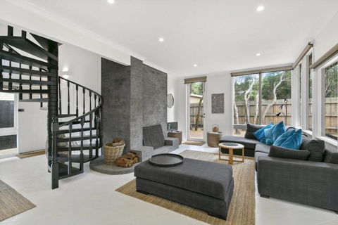 A1 Location By The Sea - Sunshine Coast Guide 1