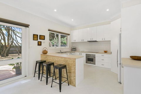 A1 Location By The Sea - Sunshine Coast Guide 2