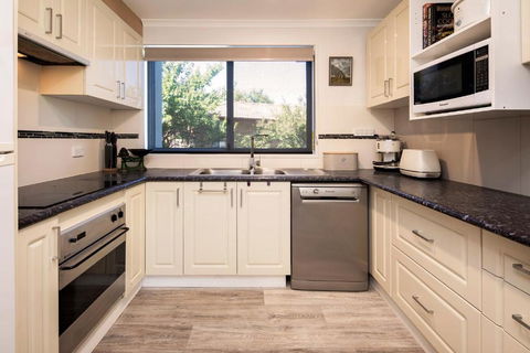 Aalen Lakeview Suite - Sunshine Coast Guide 3