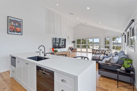 Aarini Cottage - The Ultimate Beachside Escape! - Sunshine Coast Guide 4