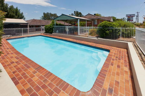 Abraham Lincoln Motel - Sunshine Coast Guide 2