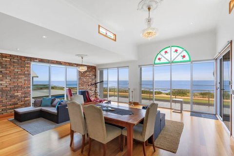 Absolute Bay Frontage With Open Fire And Spa Bath - Sunshine Coast Guide 0