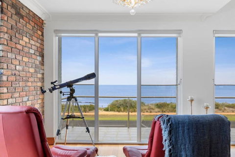 Absolute Bay Frontage With Open Fire And Spa Bath - Sunshine Coast Guide 1