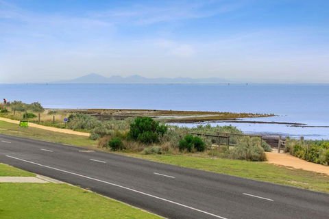 Absolute Bay Frontage With Open Fire And Spa Bath - Sunshine Coast Guide 2