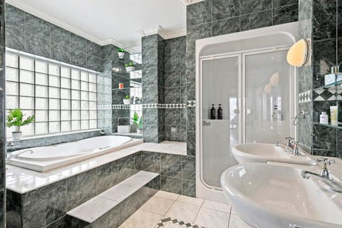 Absolute Bay Frontage With Open Fire And Spa Bath - Sunshine Coast Guide 3