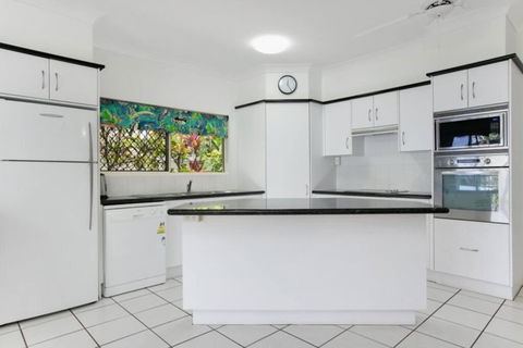 Absolute Beachfront Apartment - Sunshine Coast Guide 1