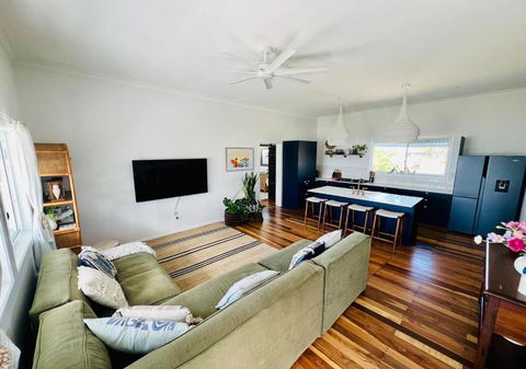 Absolute Beachfront Bowen Beach House-family Time - Sunshine Coast Guide 3