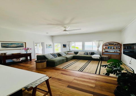 Absolute Beachfront Bowen Beach House-family Time - Sunshine Coast Guide 4