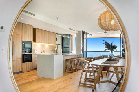 Absolute Beachfront Luxury Apartment - Sunshine Coast Guide 3