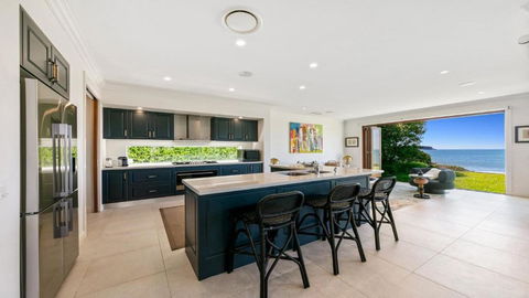 Absolute Beachfront On Stunning Pearl Beach - Sunshine Coast Guide 4