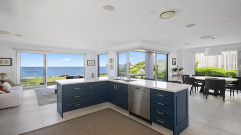 Absolute Beachfront On Stunning Pearl Beach - Sunshine Coast Guide 2