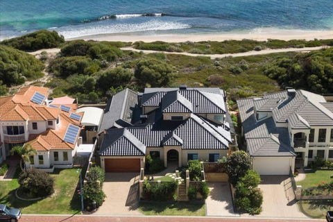Absolute Oceanfront Retreat - Sunshine Coast Guide 0