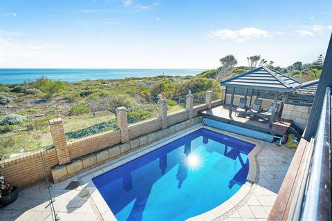 Absolute Oceanfront Retreat - Sunshine Coast Guide 1