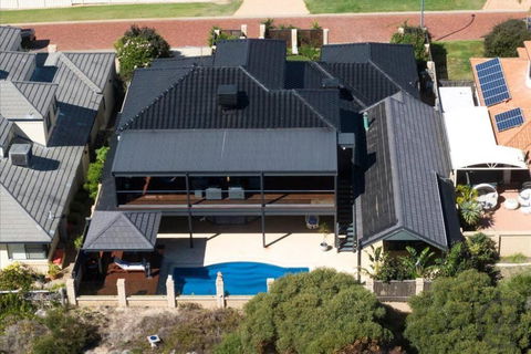 Absolute Oceanfront Retreat - Sunshine Coast Guide 2