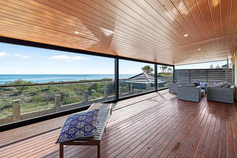 Absolute Oceanfront Retreat - Sunshine Coast Guide 3