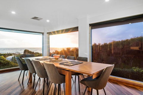 Absolute Oceanfront - Sunsets - Sunshine Coast Guide 3