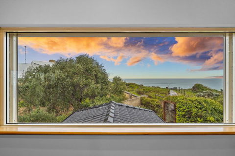 Absolute Oceanfront - Sunsets - Sunshine Coast Guide 4