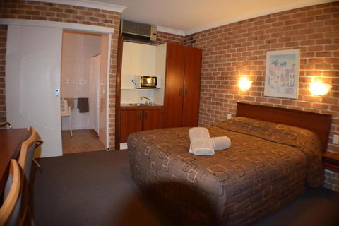 Acacia Motor Inn - Sunshine Coast Guide 0