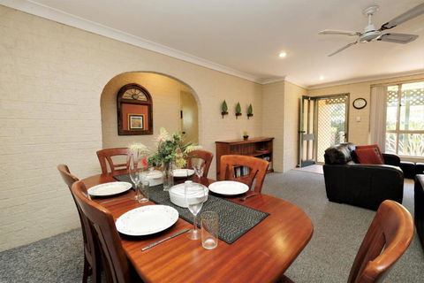 Acacia - Sunshine Coast Guide 1