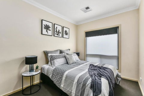 Accommodation On Lansell 1 Being Unit 1 Of 6 Lansell Street - Sunshine Coast Guide 3