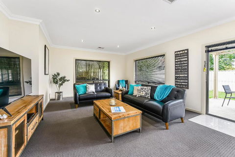 Accommodation On Lansell 1 Being Unit 1 Of 6 Lansell Street - Sunshine Coast Guide 2