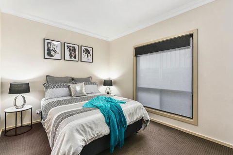 Accommodation On Lansell 1 Being Unit 1 Of 6 Lansell Street - Sunshine Coast Guide 4