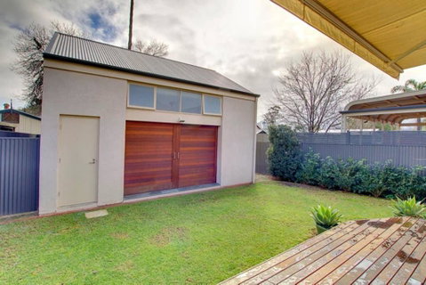 Adelaide Close CBD Large Private Studio Apartment In St Peters - Sunshine Coast Guide 0