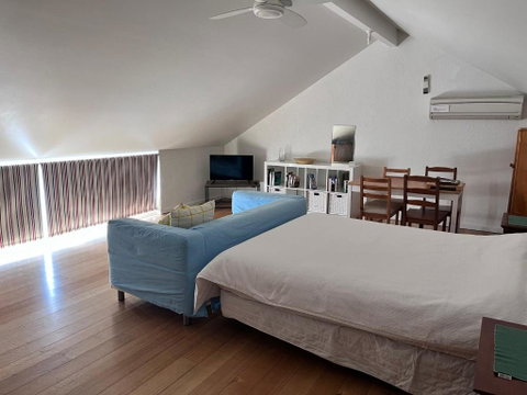 Adelaide Close CBD Large Private Studio Apartment In St Peters - Sunshine Coast Guide 1