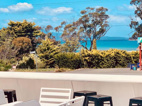 Adorable Studio Next To Cafe, Walk To Beach! - Sunshine Coast Guide 0