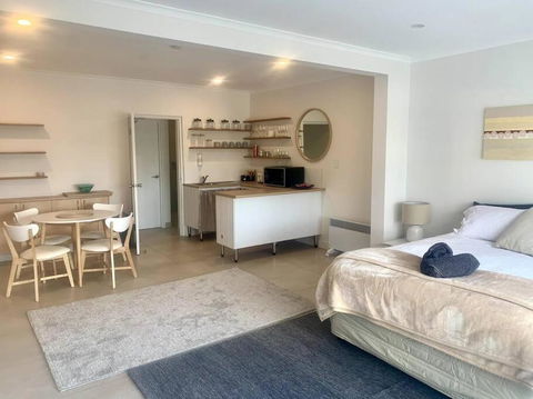Adorable Studio Next To Cafe, Walk To Beach! - Sunshine Coast Guide 3