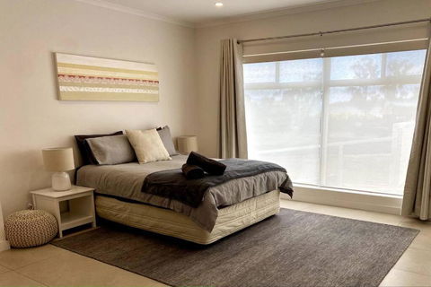 Adorable Studio Next To Cafe, Walk To Beach! - Sunshine Coast Guide 1