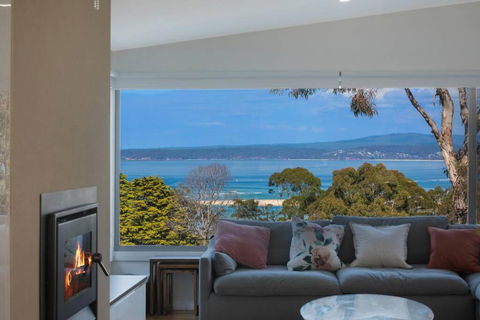 ADS On Collins - 4 Bedroom And Pet Friendly - Sunshine Coast Guide 0