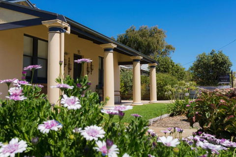 Agnes Cottage Bed & Breakfast - Sunshine Coast Guide 0