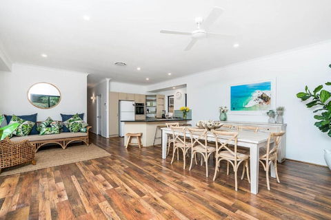 A Perfect Stay - Julian Rocks House - Sunshine Coast Guide 1