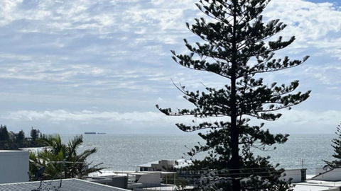 A Minutes Walk To The Beach! - Sunshine Coast Guide 3