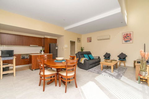Absolutely Spacious APT Unit Between ANU And City - Sunshine Coast Guide 0