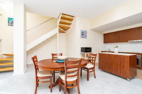 Absolutely Spacious APT Unit Between ANU And City - Sunshine Coast Guide 2