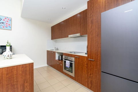 Absolutely Spacious APT Unit Between ANU And City - Sunshine Coast Guide 4