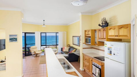 Absolute Oceanfront Portovenere - Sunshine Coast Guide 4