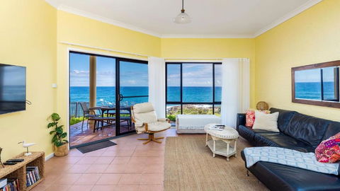 Absolute Oceanfront Portovenere - Sunshine Coast Guide 1