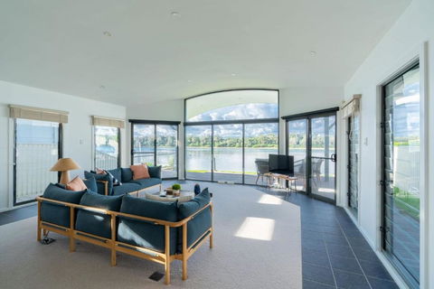 Absolute Waterfront Beach House - Sunshine Coast Guide 0