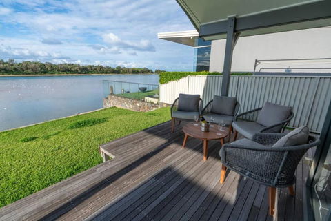 Absolute Waterfront Beach House - Sunshine Coast Guide 2