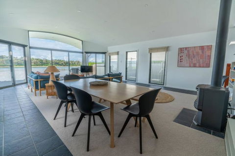 Absolute Waterfront Beach House - Sunshine Coast Guide 4
