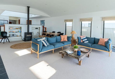 Absolute Waterfront Beach House - Sunshine Coast Guide 3